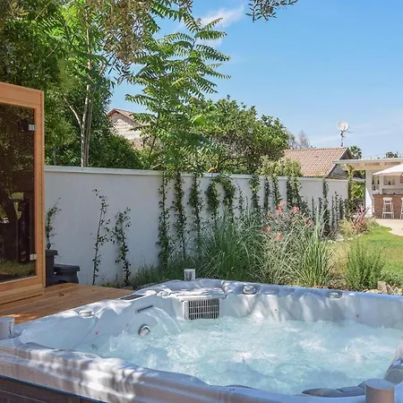 Vakantiehuis Stunning In With Jacuzzi