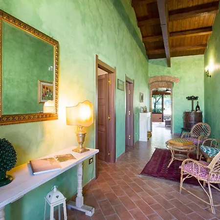 Vakantiehuis Stunning In With Jacuzzi Palmi