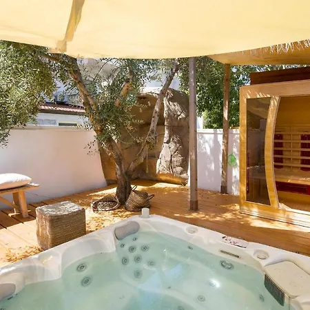Stunning In With Jacuzzi Vakantiehuis *