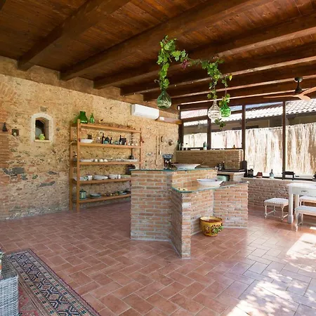 Vakantiehuis Stunning In With Jacuzzi *