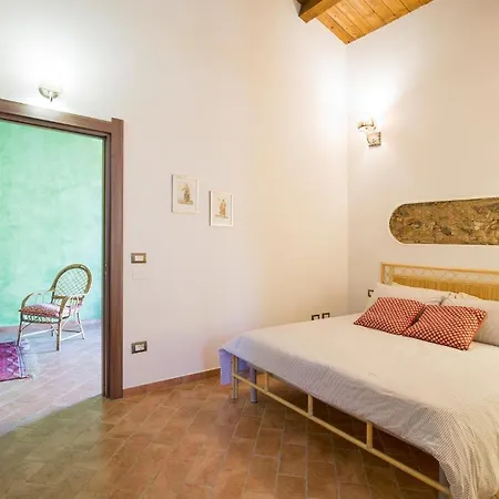 Vakantiehuis Stunning In With Jacuzzi Palmi